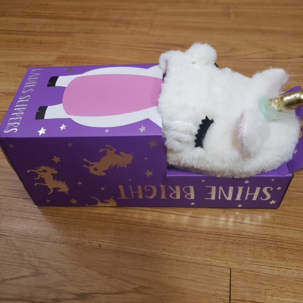 Winter Wishes Unicorn Ladies Slippers 6 1/2-7 1/2